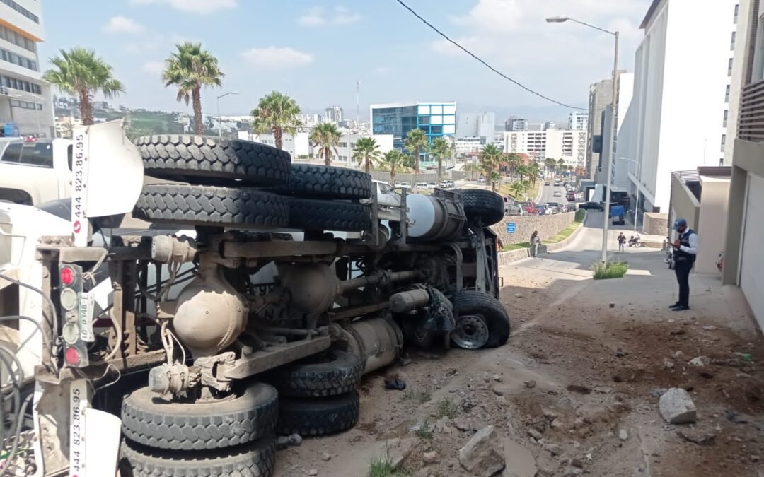 Se registra volcadura de una revolvedora de concreto en av. Chapultepec