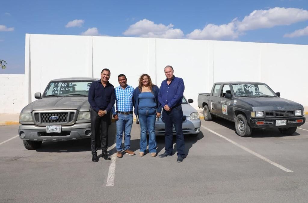 Gobierno del estado entrega parque vehicular de carros viejos a 5 ayuntamientos.