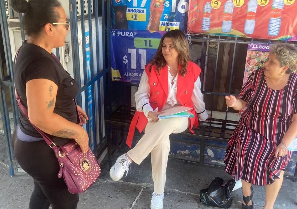 Regidora Ángeles Hermosillo mantiene gestoría ante Interapas para dar solución a peticiones ciudadanas