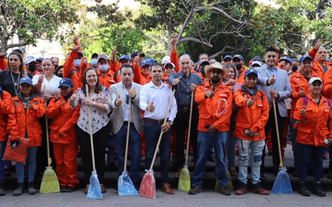 Enrique Galindo la Escoba de Platino a Trabajadores de Aseo Público