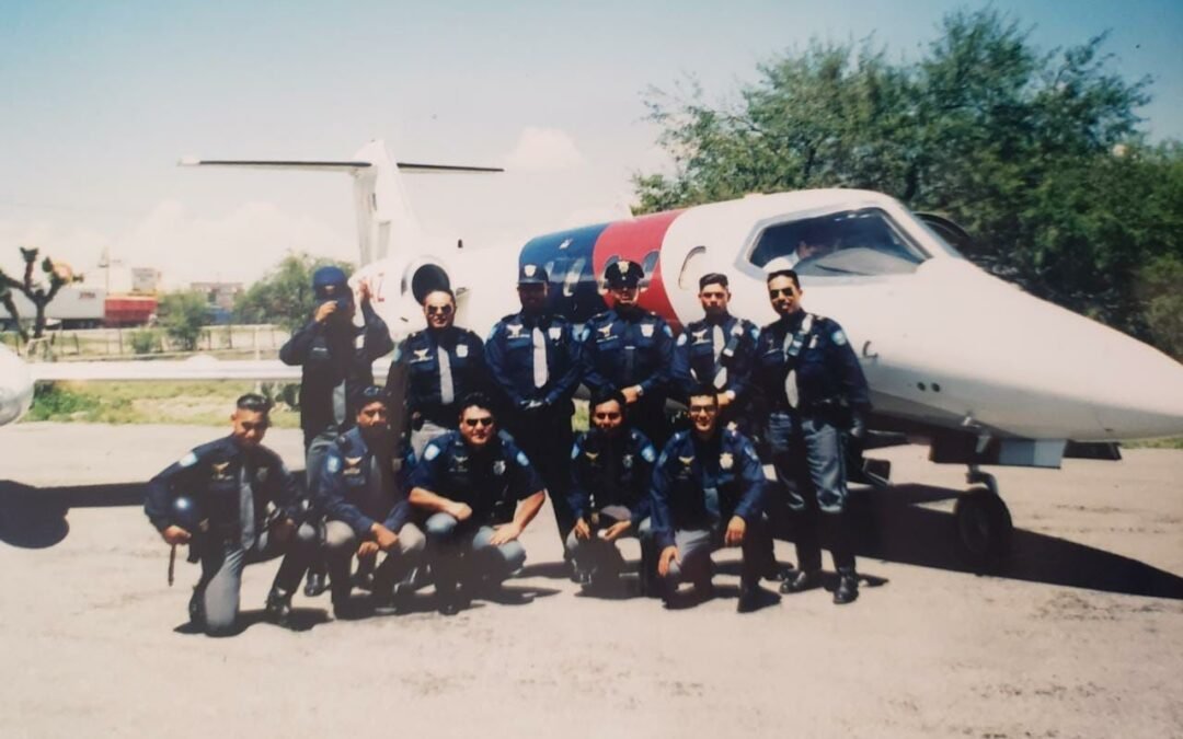 Este día, dos hermanos de sangre azul se despiden de la policía estatal con honores