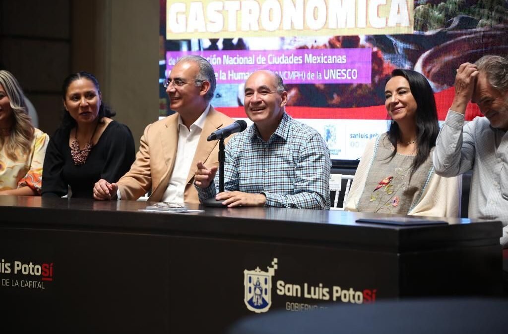 Enrique Galindo presentó Guía Gastronómica en Palacio Municipal