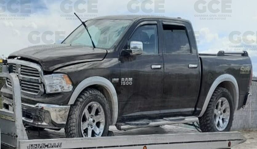 POLICÍAS DE LA GUARDIA CIVIL ESTATAL LOCALIZAN CAMIONETA CON REPORTE DE ROBO, EQUIPO TÁCTICO, DROGA Y PONCHA LLANTAS