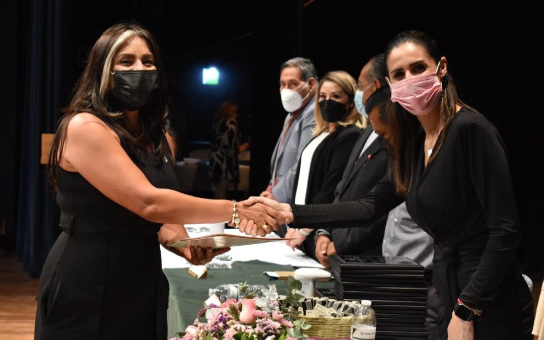 DOCENTES Y ADMINISTRATIVOS DE COBACH SON RECONOCIDOS POR AÑOS DE SERVICIO