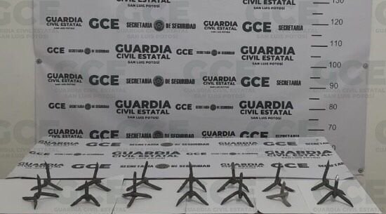 POLICÍAS DE LA GUARDIA CIVIL ESTATAL ASEGURAN 14 “PONCHA LLANTAS” Y UNA CAMIONETA ROBADA