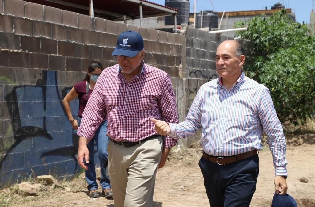 Alcalde Enrique Galindo inspecciona inicio de obra de reparación de alcantarillado en Los Silos, por aparición de socavones