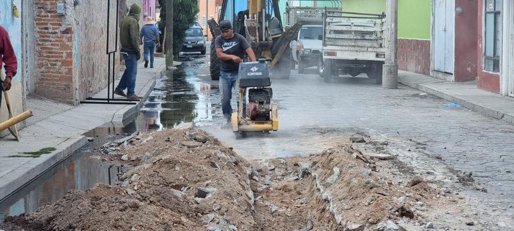 RENUEVA INTERAPAS RED DE DRENAJE COLAPSADA EN LA DELEGACION DE VILLA DE POZOS
