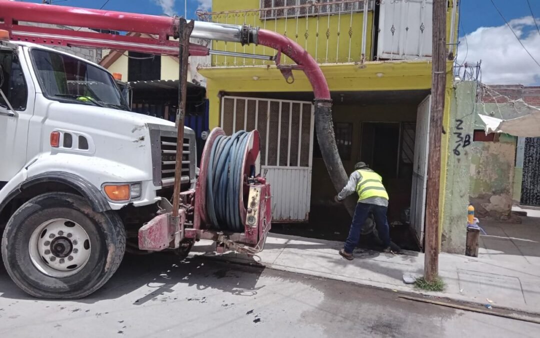 ATIENDE INTERAPAS PETICIONES DE VECINOS EN SOLEDAD DE GRACIANO SANCHEZ