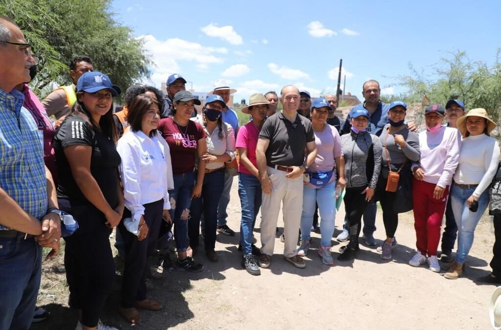 De primera mano, el alcalde Enrique Galindo recoge las peticiones de pobladores rurales de Villa de Pozos