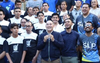 El alcalde Enrique Galindo Ceballos entregó material y apoyos a atletas que representarán a SLP a nivel nacional
