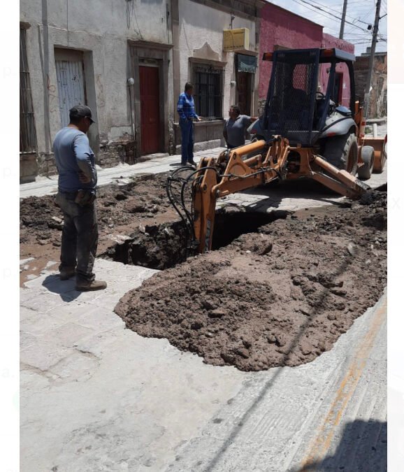 DE FORMA INMEDIATA, ATIENDE “FUGA CERO” SOCAVÓN DE LA CALLE NEGRETE