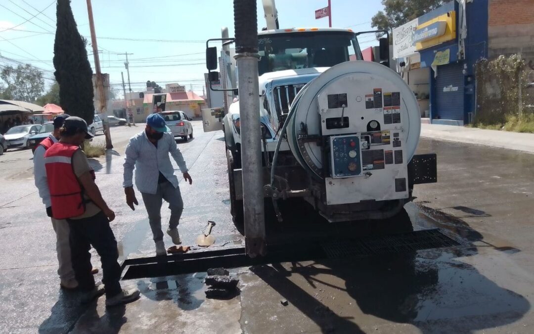 ATIENDE INTERAPAS ZONAS CRÍTICAS CON PROBLEMAS DE DRENAJE SANITARIO