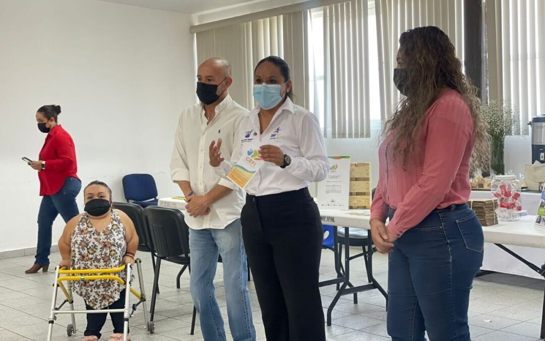 Adultos mayores y personas con discapacidad, acuden a  jornada de empleo organizada por DIF Municipal y CEFI