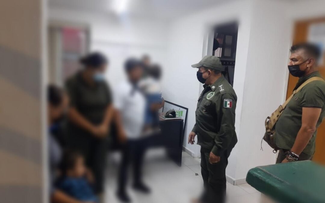 GUARDIA CIVIL ESTATAL REÚNE A MENOR EXTRAVIADO CON SUS PADRES EN LA FENAPO