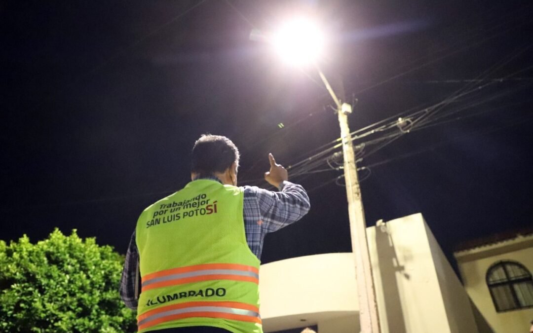 La colonia De la Rosa ahora cuenta con mayor seguridad, con el alumbrado público en su jardín
