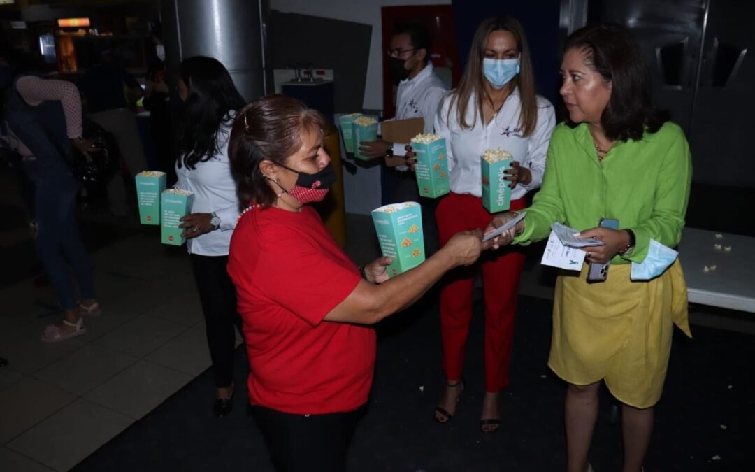 Como parte de los festejos del Adulto Mayor, el DIF Municipal llevó al cine a 350 potosinos