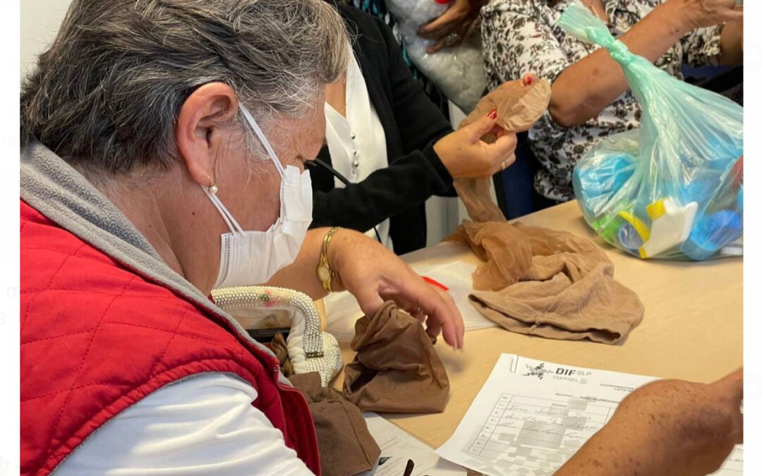 DIF Municipal capacita a personal de voluntariado en elaboración de prótesis mamarias