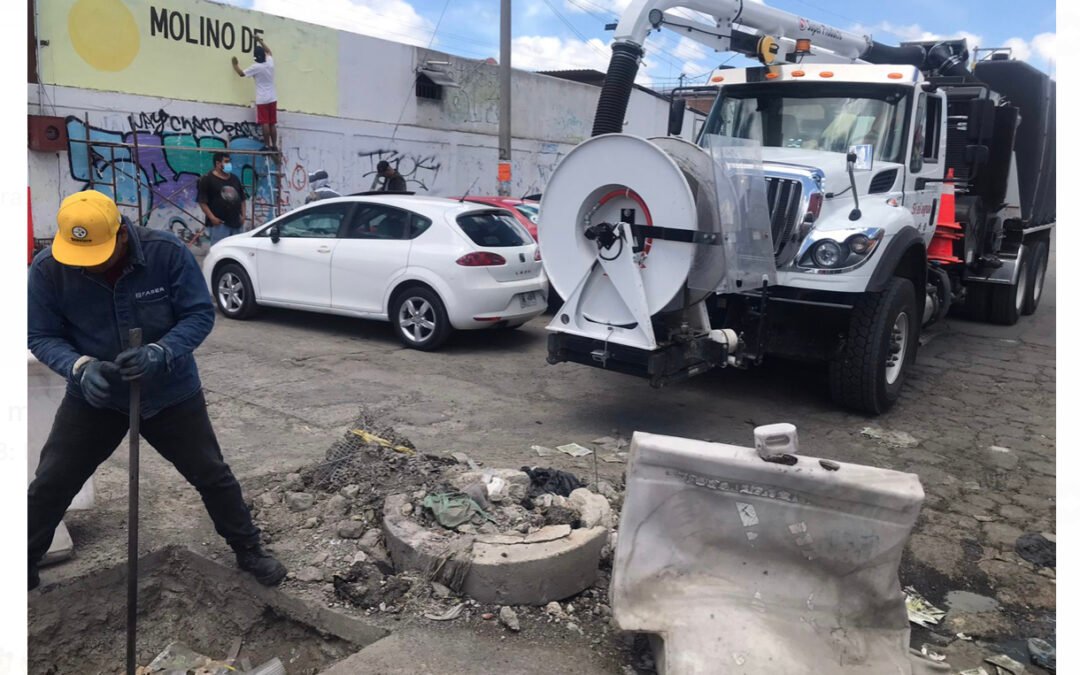 CONTROLA FUGA DE AGUAS NEGRAS EN CENTRO DE ABASTOS