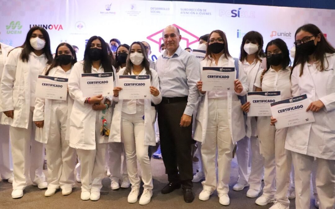 Alcalde Enrique Galindo impulsa la formación académica: entrega becas económicas a jóvenes potosinos