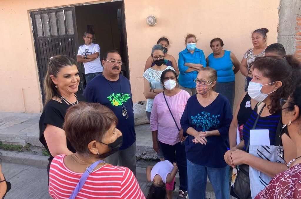 Regidora Ángeles Hermosillo e Interapas atienden solicitudes de habitantes del Barrio de San Sebastián