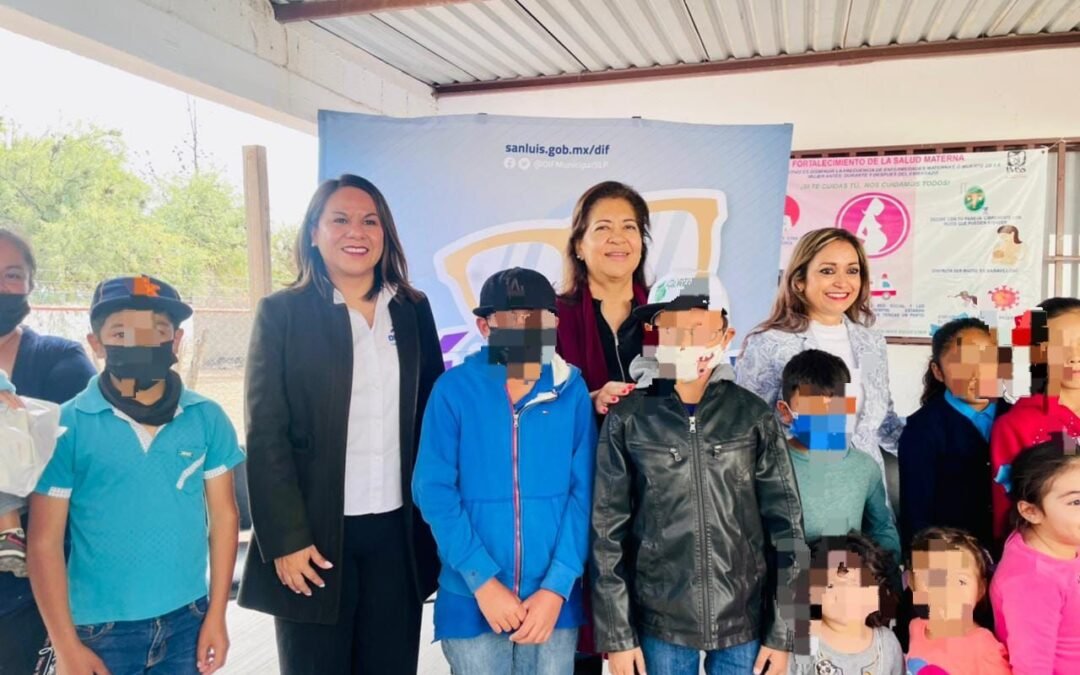 DIF Municipal entrega lentes graduados a habitantes de la delegación de Bocas