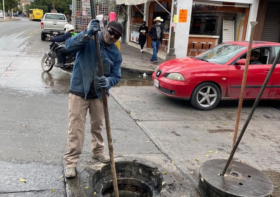 Siguen las gestiones ciudadanas de la regidora Ángeles Hermosillo: Interapas desazolva drenaje en calle Insurgentes