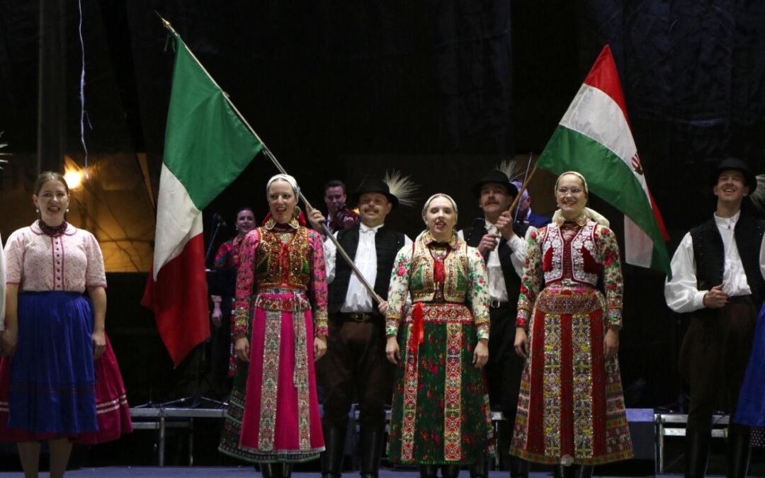 La lluvia no detuvo la presentación de Kecskémet de Hungría, y los grupos folklóricos de la UANL y de la UASLP