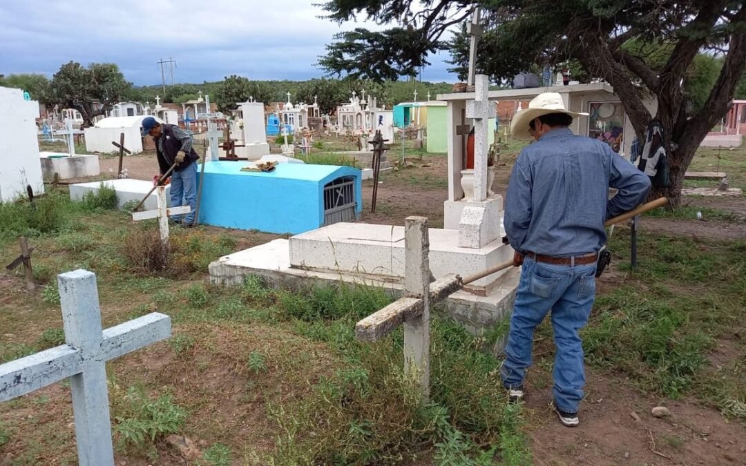 De cara a Día de Muertos, avanza mantenimiento de cementerios en la Delegación de Bocas
