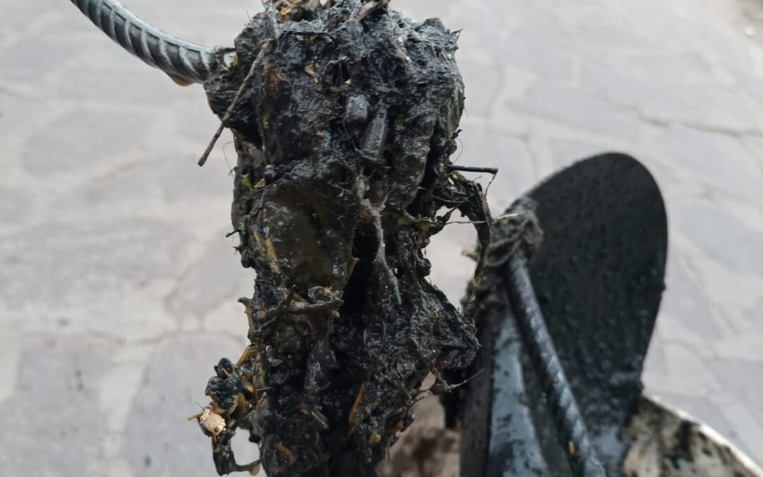 EN UN DÍA, RETIRA INTERAPAS MÁS DE TONELADA Y MEDIA DE BASURA DE DRENAJES