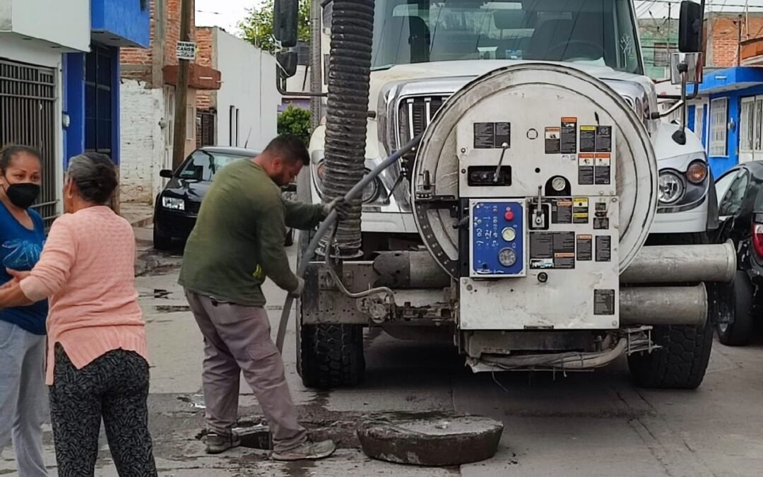 EN TRABAJOS DE LIMPIEZA EN SOLEDAD DE GRACIANO SÁNCHEZ, INTERAPAS EXTRAE SEIS TONELADAS DE BASURA
