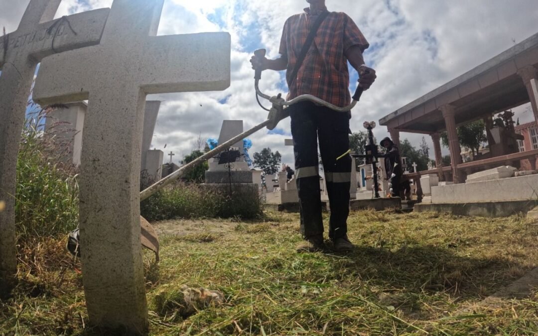 Ayuntamiento de SLP realiza mantenimiento y limpieza en el panteón del Saucito