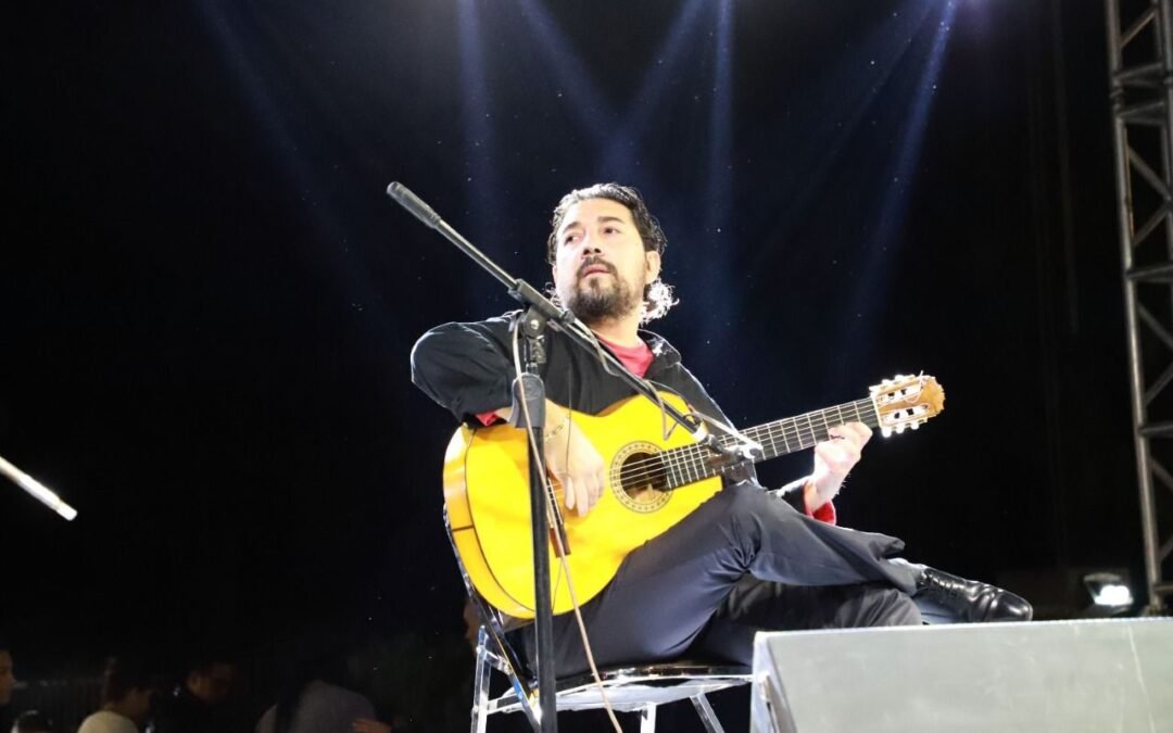 La Calzada de Guadalupe lució de gala, con la guitarra de Antonio Rey, para celebrar la fundación de SLP