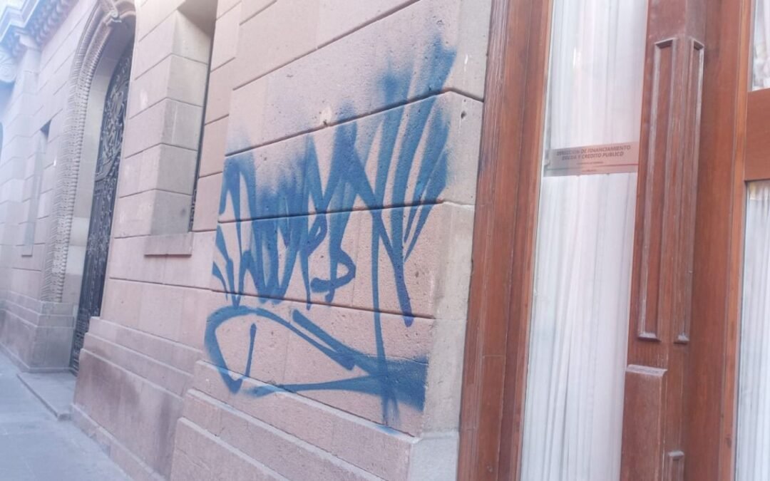 Ante pintas frecuentes en fachadas, Gobierno de la Capital pide denunciar a quienes causen daños en edificios del Centro Histórico