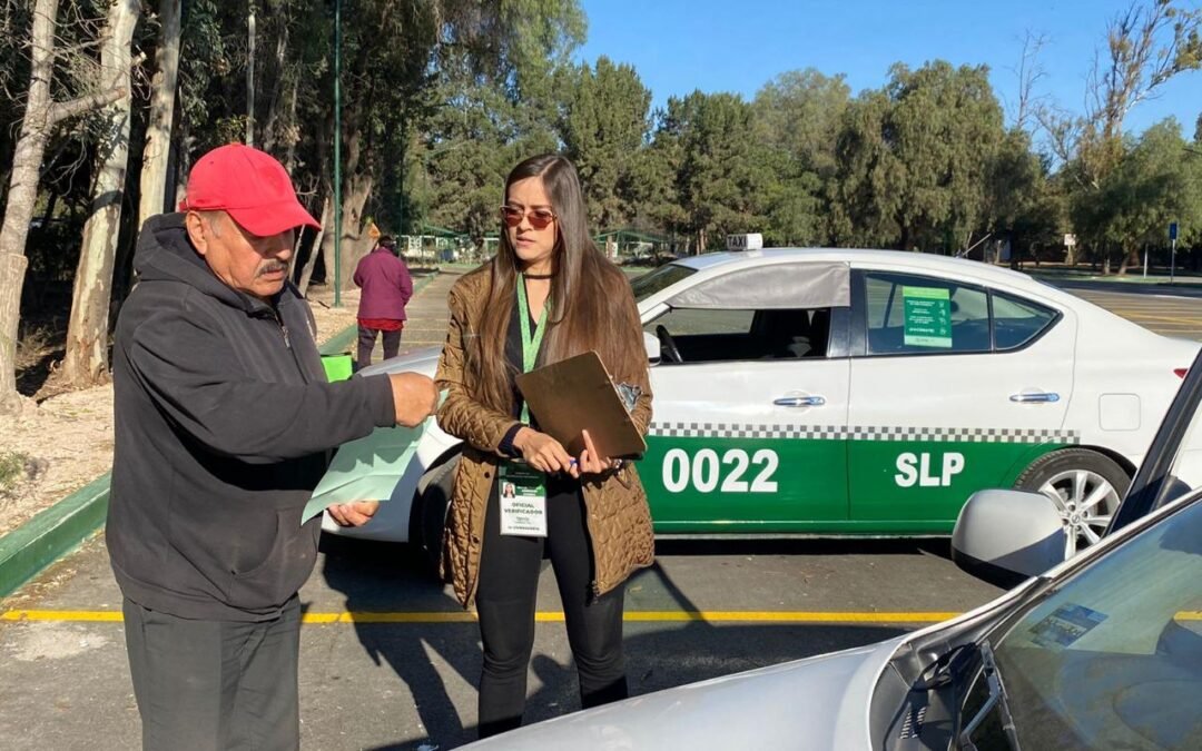 Taxistas Cumplidos Reciben Holograma de Mi Revista 2022