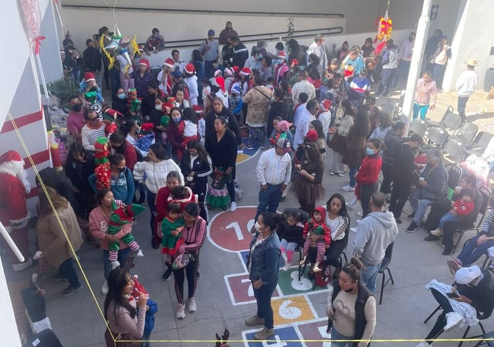 Más de 150 niños y niñas que acuden a la Unidad Básica de Rehabilitación Maravillas, disfrutaron de su posada y sorpresas