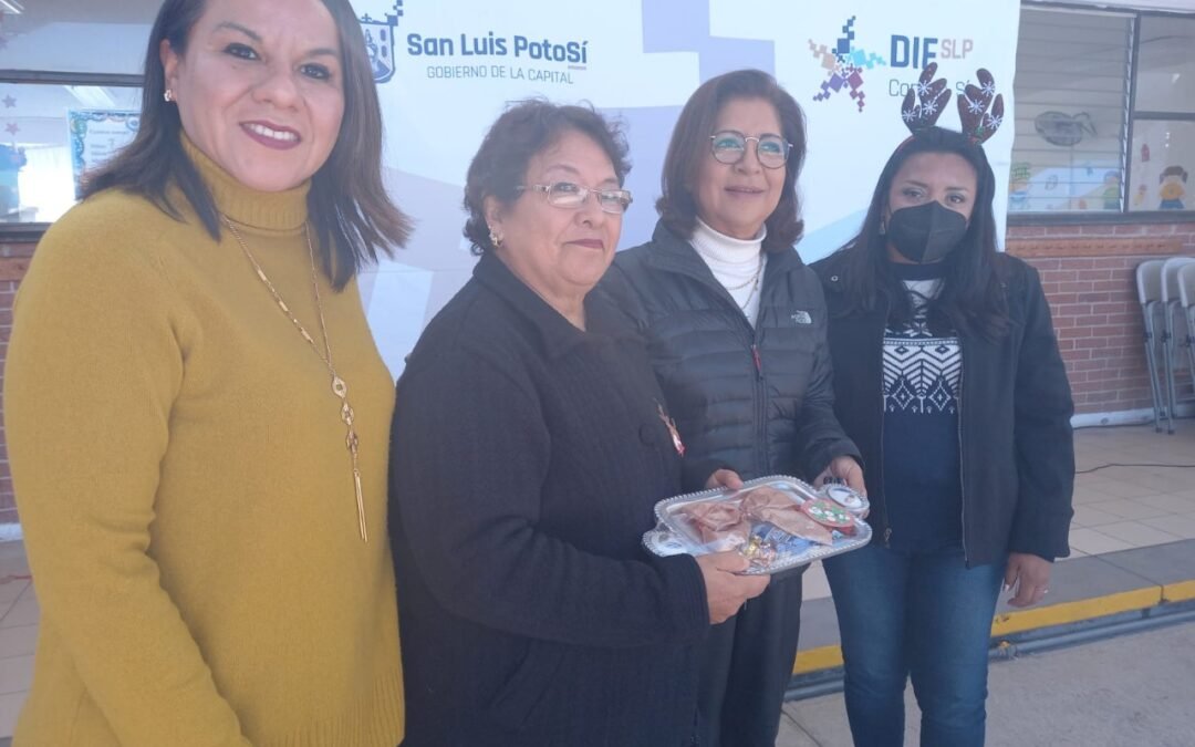 Personas Adultas Mayores de los Clubes conformados en el DIF Municipal, recibieron material didáctico