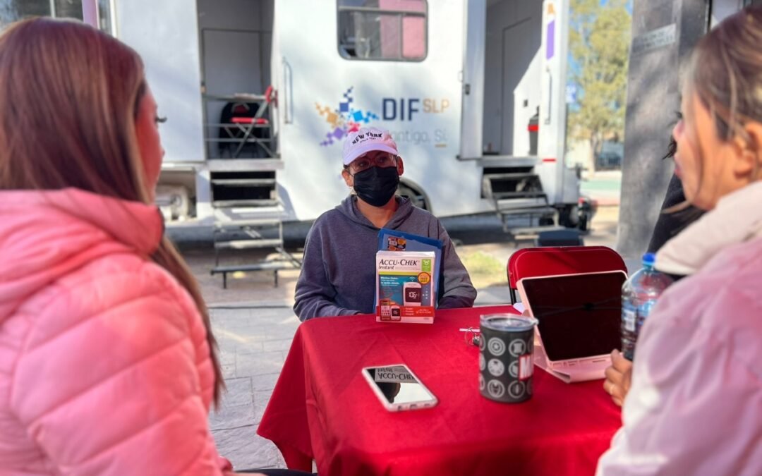 Entregan apoyos a potosinas y potosinos en situación vulnerable