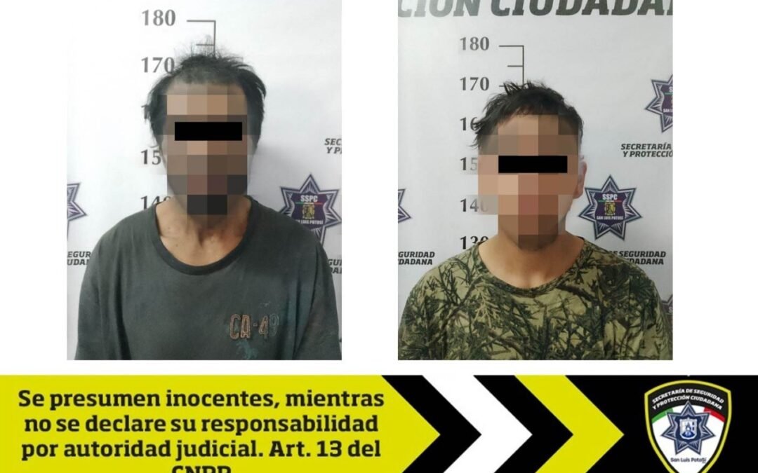 Detienen en flagrancia a dos sujetos que desvalijaban un vehículo