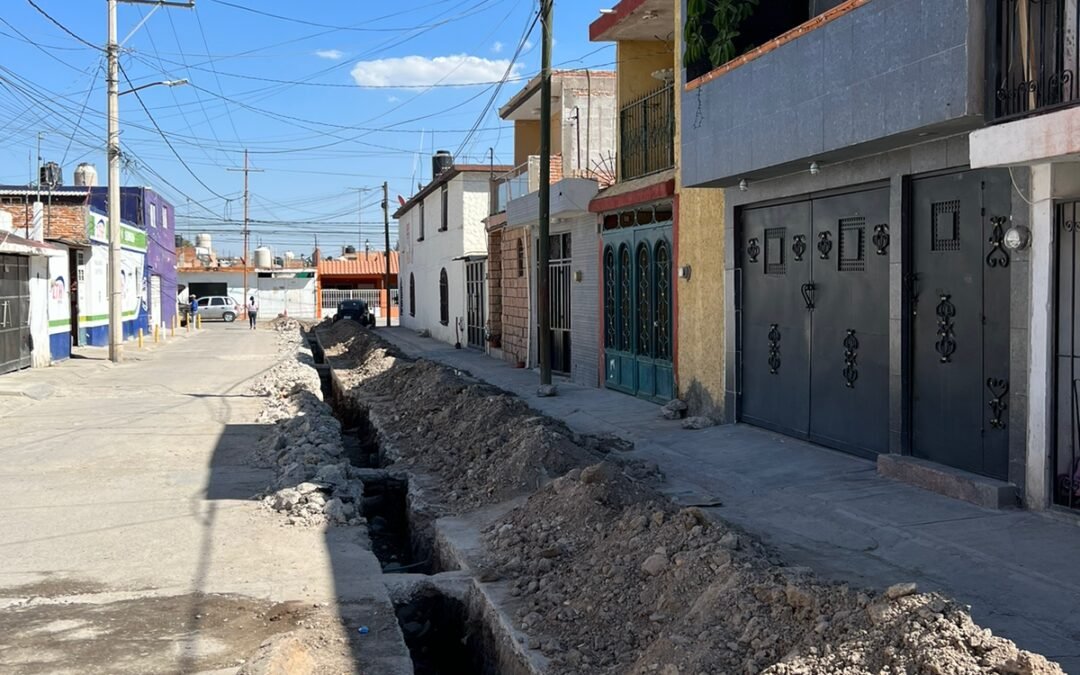 Interapas atiende hundimiento por fuga de agua en la Col. San Felipe