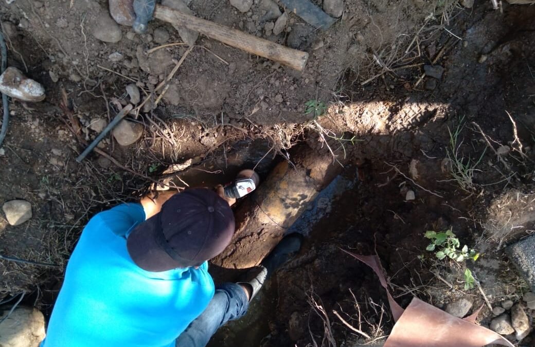 En atención a reportes vecinales, se interviene en reparación de fugas de agua potable