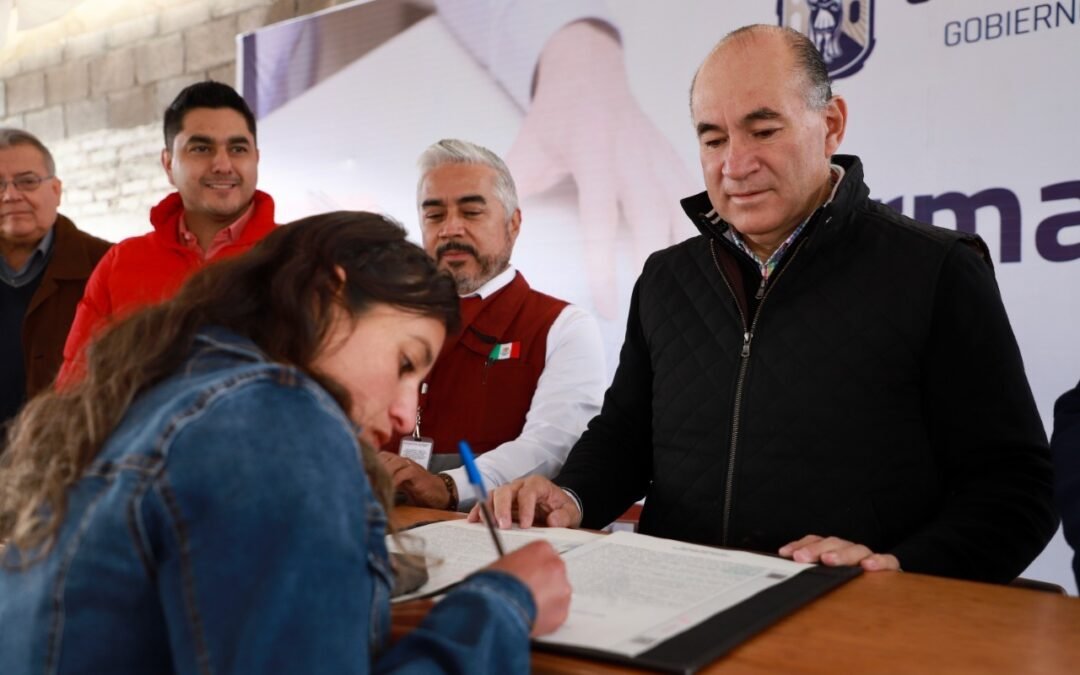 Alcalde Enrique Galindo entrega escrituras de vivienda que dan certeza patrimonial a familias
