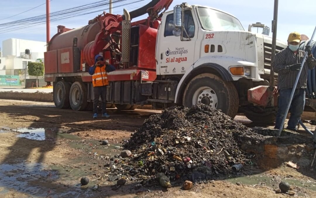 Continúan trabajos preventivos de limpieza de drenajes, en Soledad de Graciano Sánchez