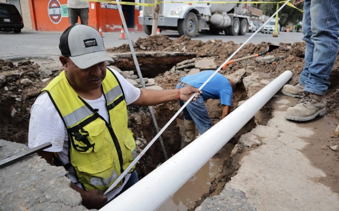 Controla Interapas fuga de la avenida Adolfo López Mateos