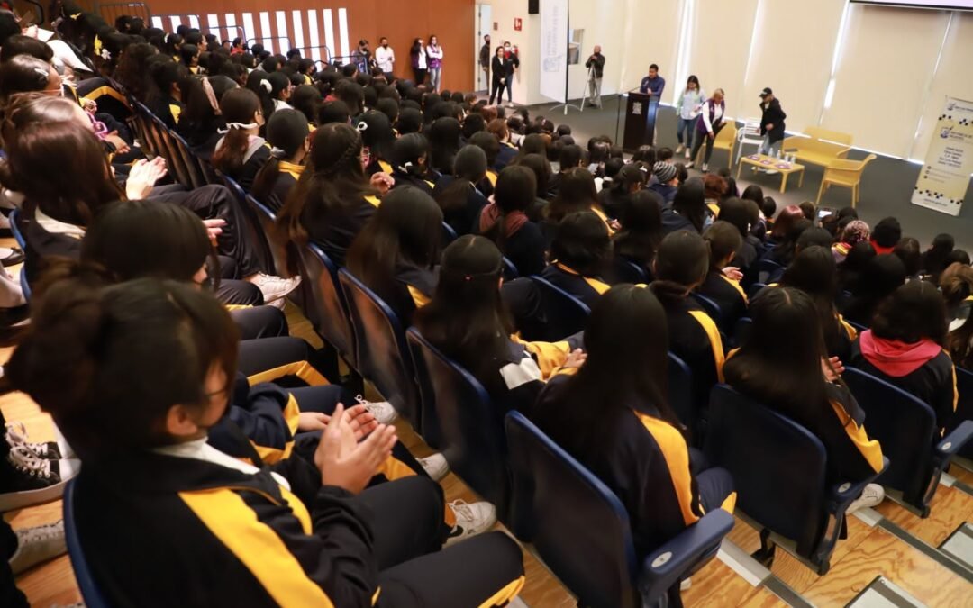 Reúnen a alumnas de preparatoria con mujeres científicas potosinas