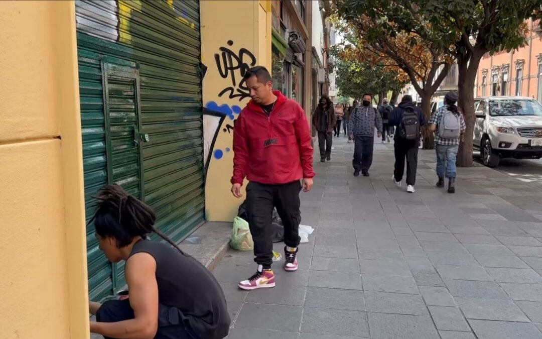 Grafitero potosino repara el daño a negocio y se une al reordenamiento del Centro Histórico