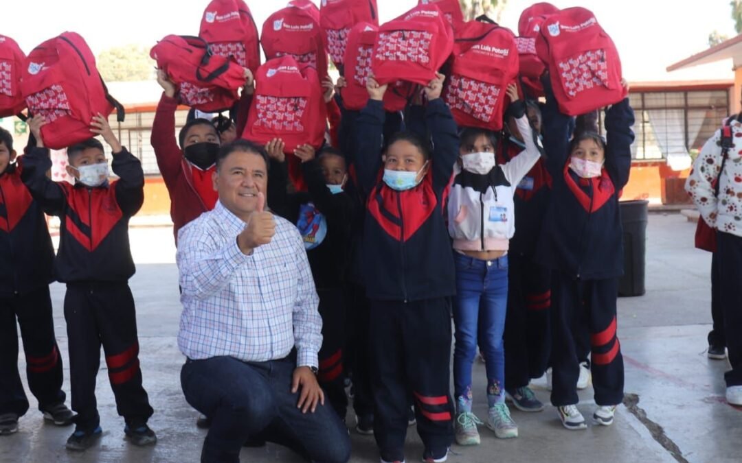 Con “A mi escuela con todo”, entrega de mochilas y útiles escolares a estudiantes en la Delegación La Pila