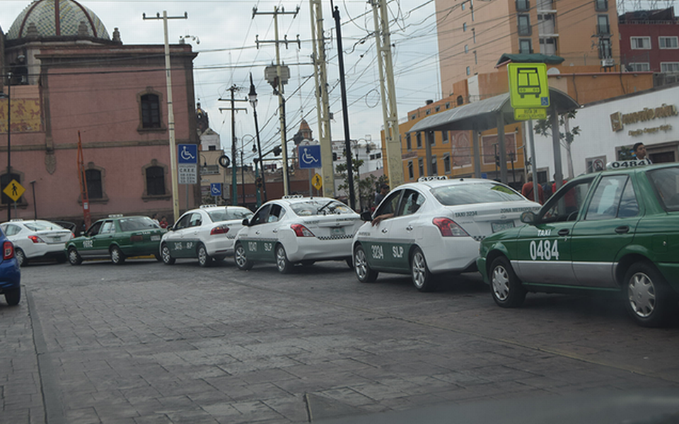 GOBIERNO Y TAXISTAS ACUERDAN DIÁLOGO; NO HABRÁ MANIFESTACIÓN MAÑANA