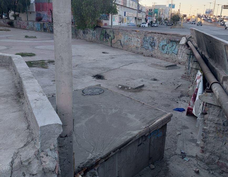 PARA DESCARTAR RIESGOS EN EL BULEVAR ESPAÑITA, INTERAPAS REPONE TAPA DE COLECTOR SANITARIO