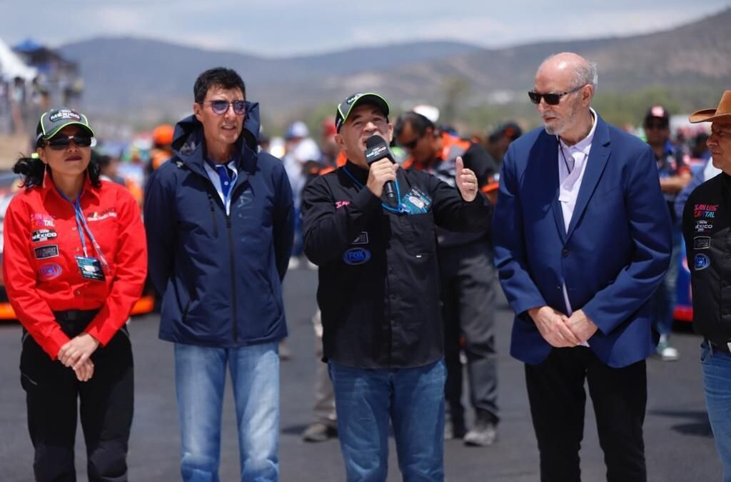 Alcalde Enrique Galindo encabeza el banderazo inicial de Nascar México Series en SLP