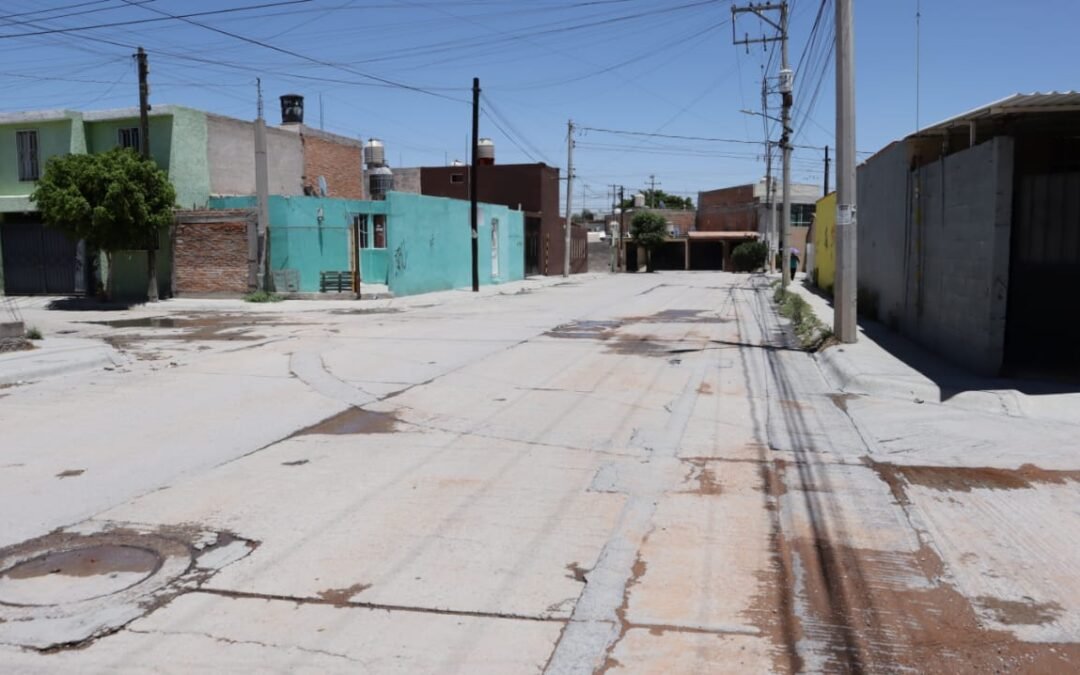 CON LA COLABORACIÓN DE LA CIUDADANÍA, RECUPERA INTERAPAS IMPORTANTE CAUDAL DE UNA FUGA EN LA COLONIA LOS PINOS